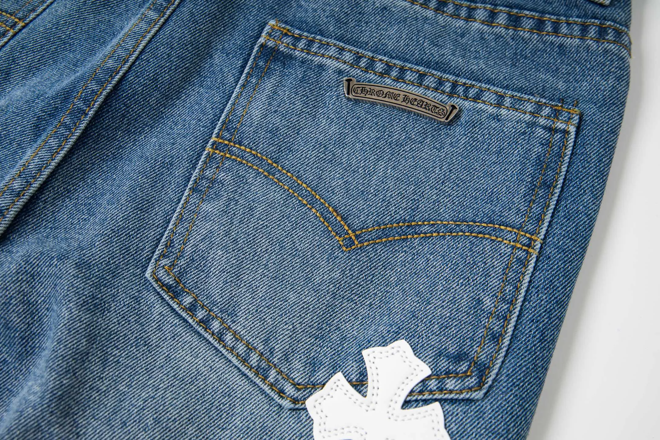 P210 Chrome Hearts jeans, blue and white leather. As we all know, chromehearts jeans use vintage Levis jeans as the base for creation. They usually add their own unique silver buckles and silver ornaments, plus leather embellishments. This is what doubles the value of these vintage jeans. Because the base is vintage jeans, the jeans themselves have become very soft and comfortable after years of baptism. This can be distinguished from ordinary jeans. Regarding the size, you should also refer to the pants data. Style number: 1780# Size: 28 30 32 34 36